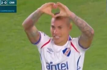 ¡Gran cabezazo! Eduardo Vargas anotó en la goleada de Nacional en Uruguay