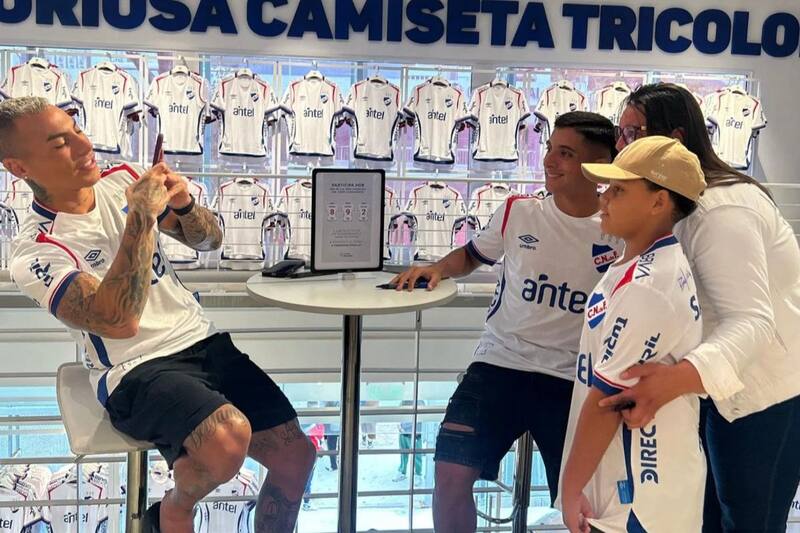 El chileno las hizo de fotógrafo en actividad de Nacional.
Foto: Diego Domínguez.