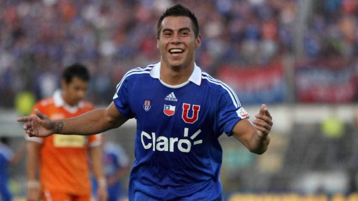 Eduardo Vargas tras marcar un gol en la final del Clausura 2011 a Cobreloa. Foto: Aton.