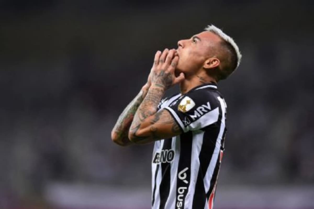 Eduardo Vargas con un pie fuera.