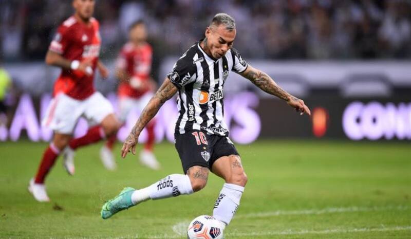 ¿Se vuelve a postergar su regreso a la U? Grupo City puso sus ojos en Eduardo Vargas. Foto: EFE.