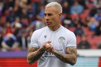 Eduardo Vargas vivió incómodo momento por culpa de un hincha de Unión Española en Santa Laura