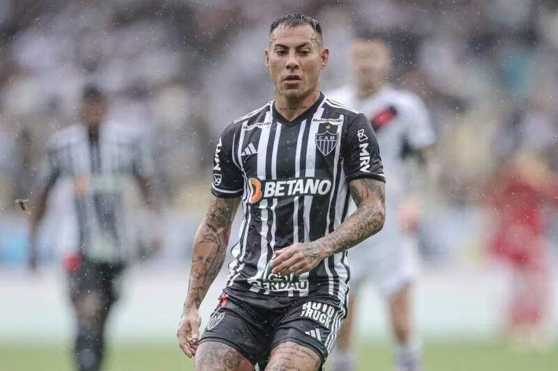 El delantero chileno ha tenido una mala temporada en el Galo y cuestionan su poca participación en el ataque del equipo.