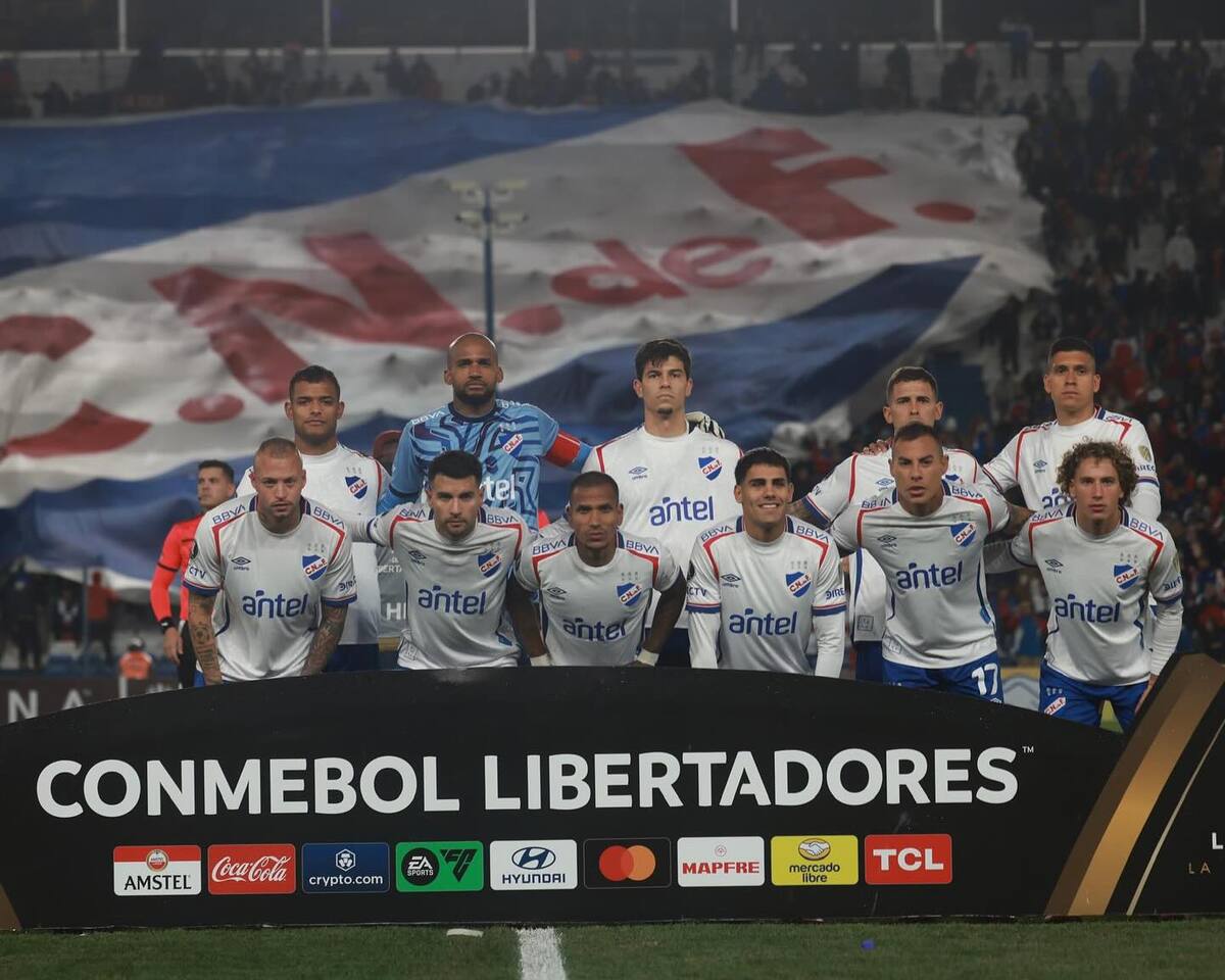 El chileno fue titular en el último partido de Copa Libertadores y salió abucheado por su bajo rendimiento. Foto: CD Nacional Football