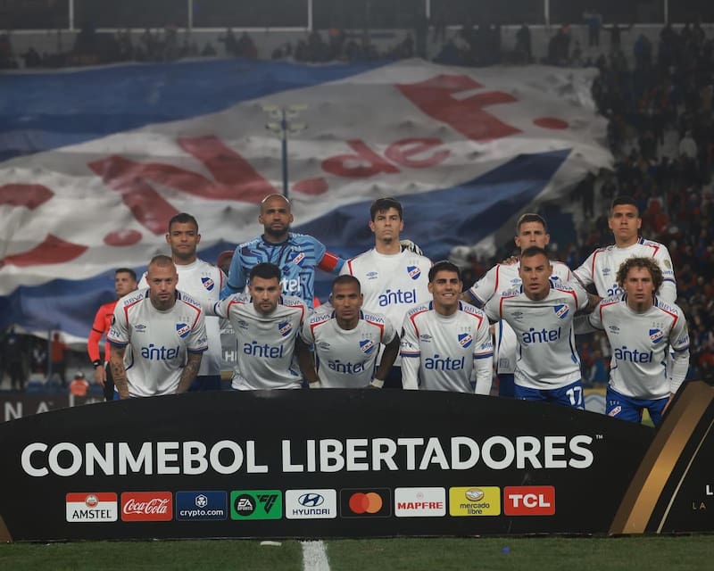 El chileno fue titular en el último partido de Copa Libertadores y salió abucheado por su bajo rendimiento. Foto: CD Nacional Football