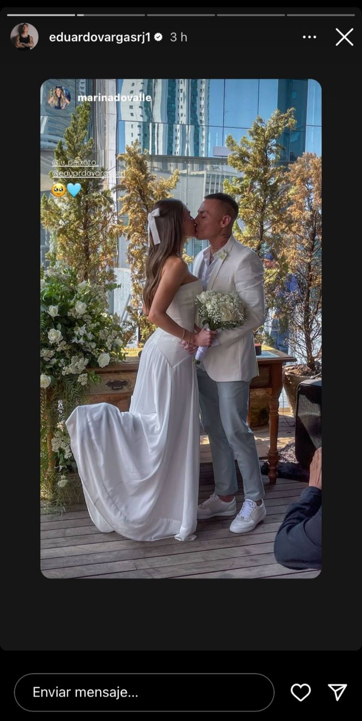 Eduardo Vargas se sumó al club de los casados.