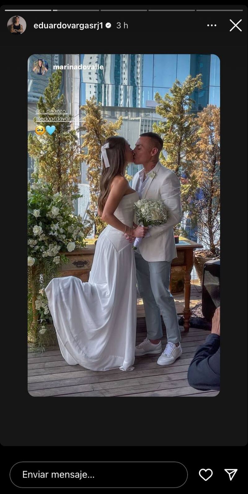 Eduardo Vargas se sumó al club de los casados.