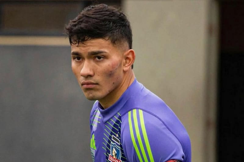 El portero de Colo Colo cometió dos errores en la caída ante Deportes Puerto Montt. Foto: Captura Instagram Eduardo Villanueva.