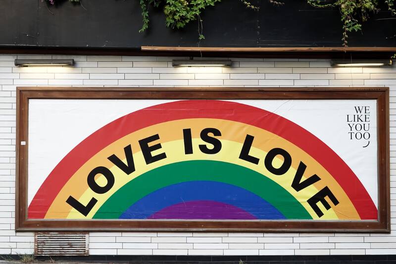 Se celebra el primer matrimonio de dos personas del mismo sexo en Chile.