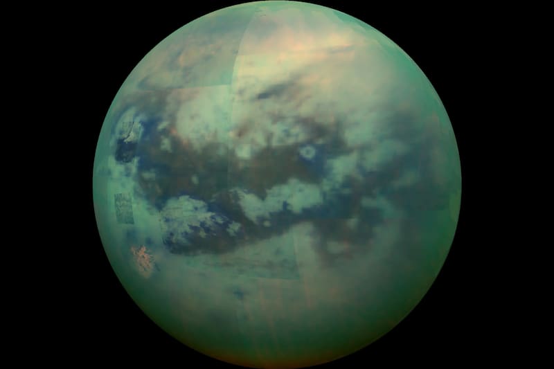Se descubre la luna Titán.