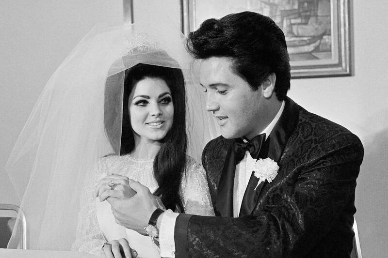 Priscilla y Elvis Presley (izquierda y derecha, respectivamente) durante su casamiento.