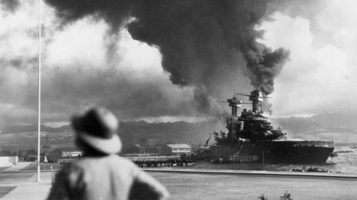 Efemérides de HOY, 7 de diciembre: Se produce un ataque militar que cambiaría el mundo y detienen al autor de la filtración de documentos secretos más grande de la historia