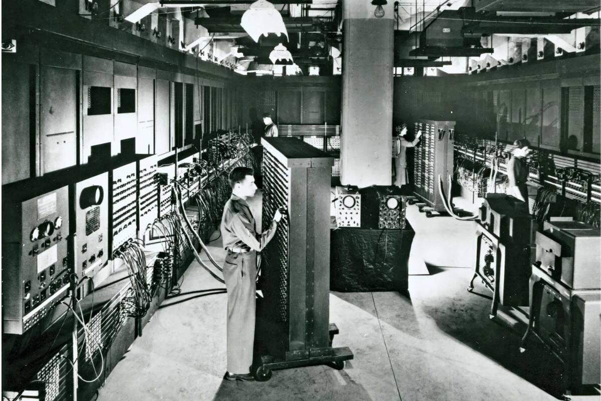 La primera computadora digital, ENIAC, ocupaba un espacio más grande que una sala de clases.