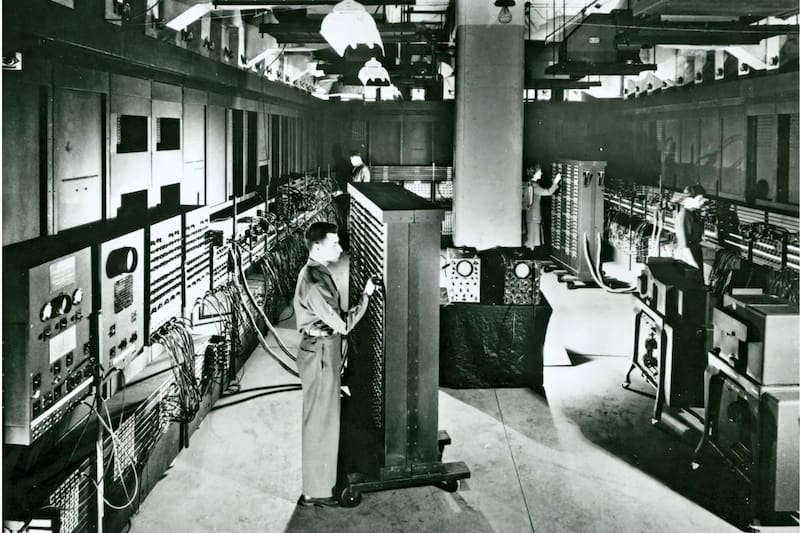 La primera computadora digital, ENIAC, ocupaba un espacio más grande que una sala de clases.