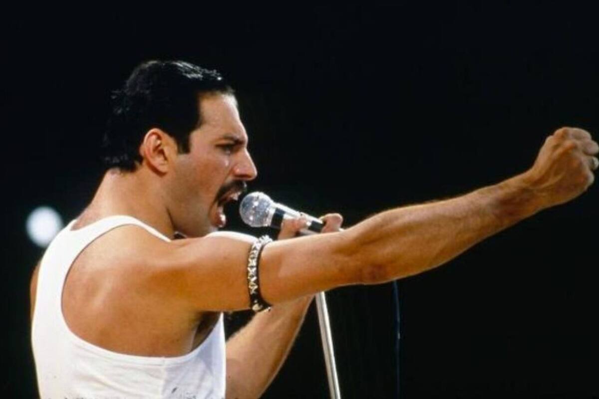 Freddie Mercury, vocalista de la banda británica Queen.