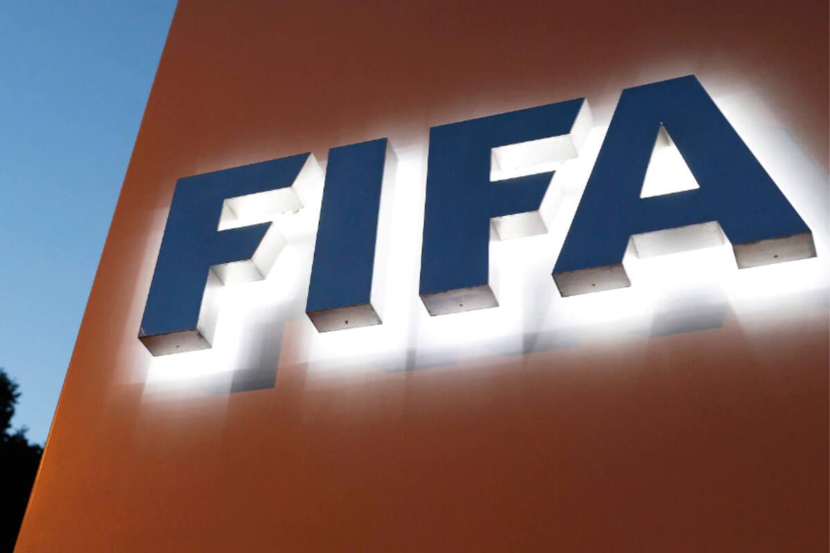 Esta jornada, en París, se funda el organismo que ha gobernado el fútbol profesional en el mundo.