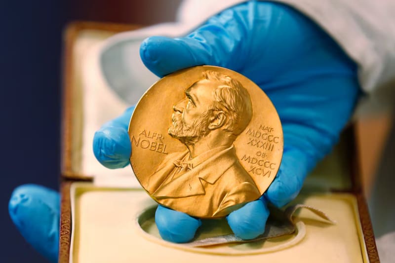 Esta jornada también fallece el reconocido inventor, Alfred Nobel.
