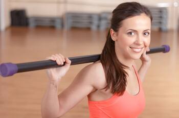 Este es el ejercicio con el palo de la escoba que tonifica el vientre sin hacer abdominales