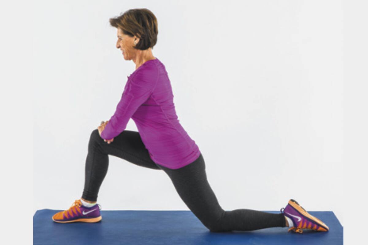 Este es el estiramiento del flexor de cadera de rodillas.