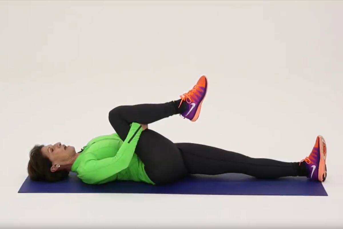 Este es el estiramiento del flexor de cadera en el suelo.