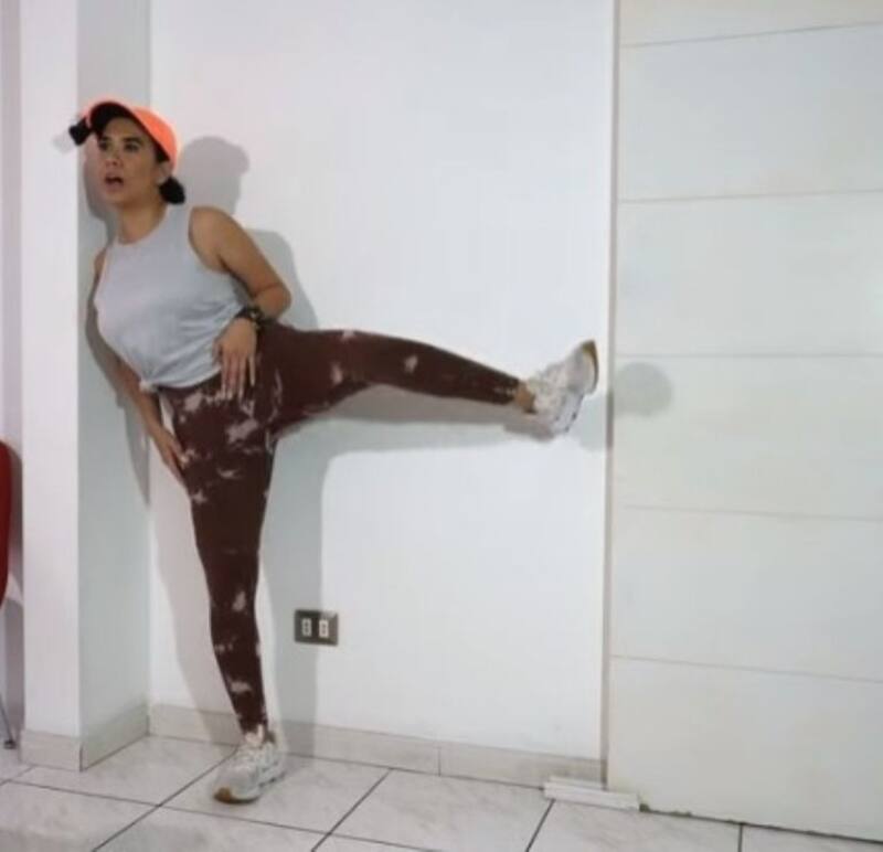 Con estos ejercicios de pared tienes un punto de apoyo para no perder el equilibrio | Foto: Youtube abuelafitperu