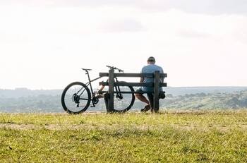Fue uno de los rostros más queridos de televisión y un ACV casi lo mata, hoy vive lejos de las cámaras por su salud
