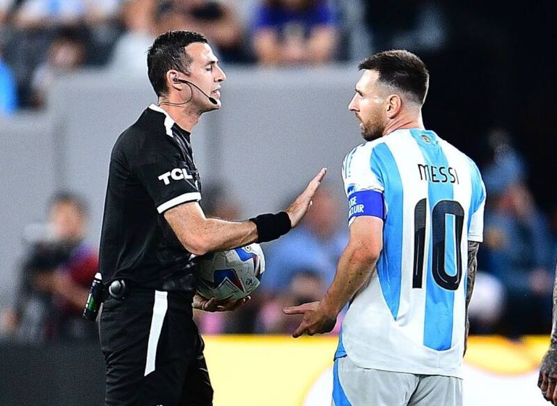 validó el gol luego de consultar con el VAR. Foto: ATON