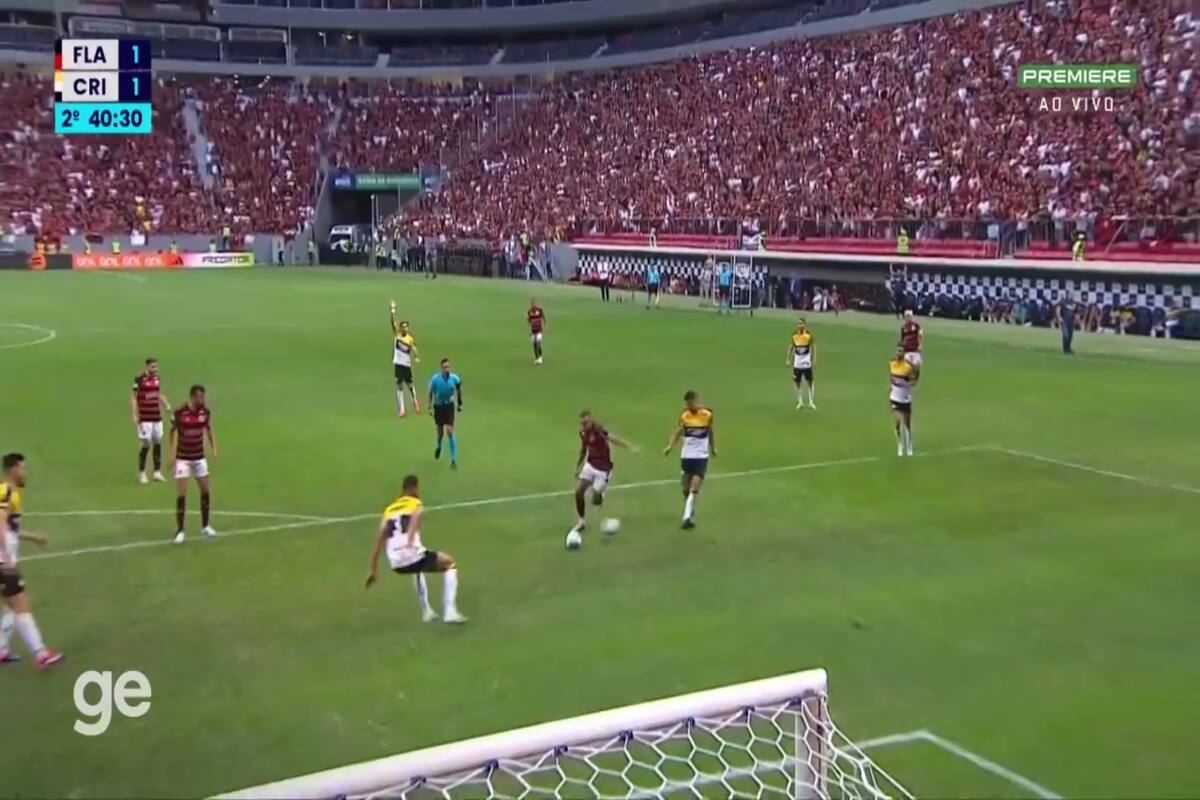 cobró un raro penal, pero ajustado al reglamento.