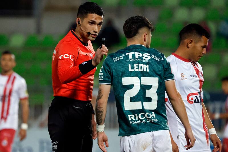 El árbitro Matías Assadi informó del retraso de Santiago Wanderers en el duelo ante Unión San Felipe. (Foto: Aton)