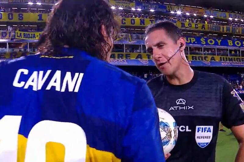 se hizo viral en Argentina por pedirle la camiseta a Cavani tras dirigir un Boca-Racing.