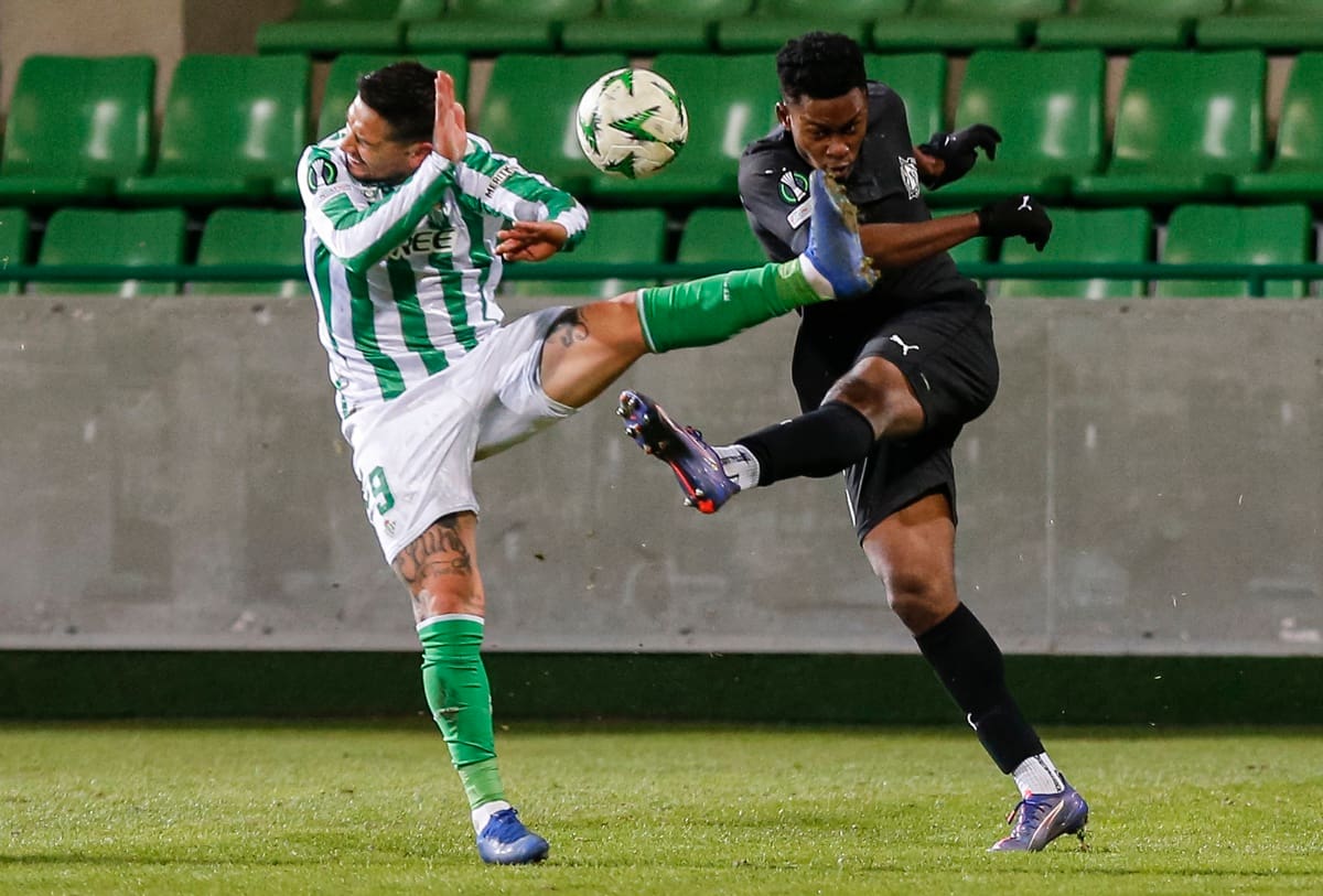 dejó varias dudas por su juego ante el Petrocub, pese al triunfo que los deja a un punto de clasificar a la siguiente fase de la Conference League. (Foto: EFE)