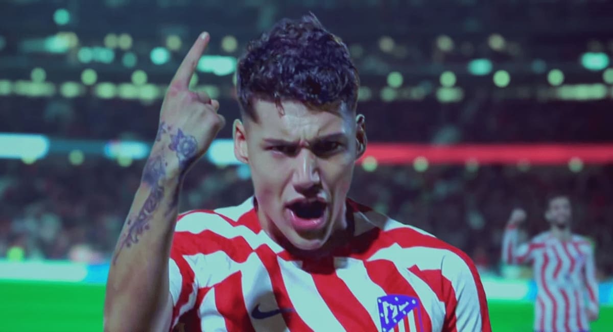 muestra a un talentoso pero problemático jugador de fútbol