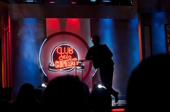 Fue un humorista que triunfó en TV e hizo reír a todo Chile, hoy vive lejos de la pantalla dirigiendo una obra de teatro