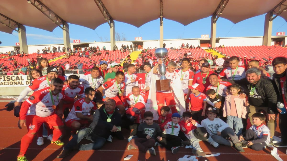 Integró un equipo histórico de la UC y ahora logró un nuevo título en el fútbol chileno