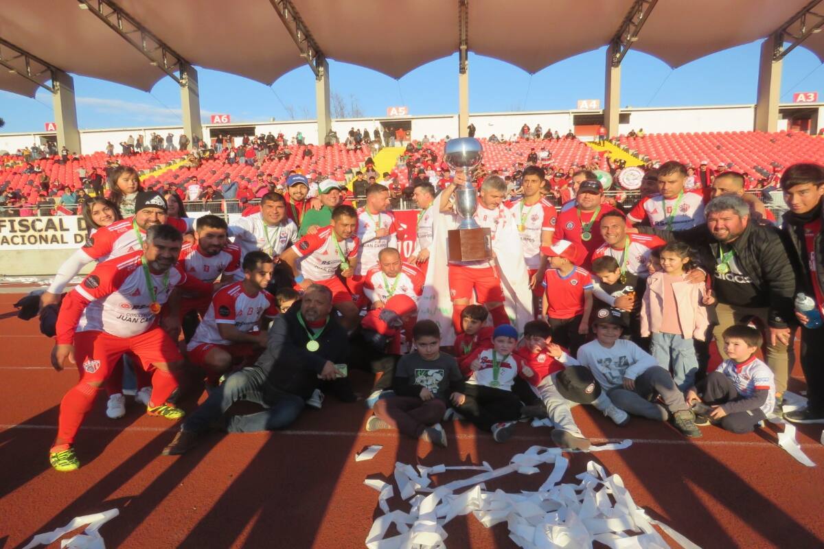 se coronó campeón de la categoría Senior 35 del torneo regional del Maule de la ANFA. (Foto: @VitrinaDeport)