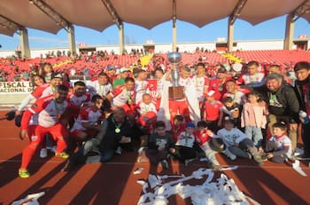 Integró un equipo histórico de la UC y ahora logró un nuevo título en el fútbol chileno
