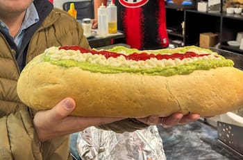 En este local de Talca te puedes comer el completo más grande de Chile: Pesa más de dos kilos