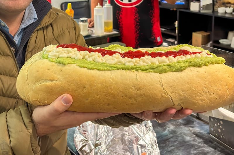 Este ejemplar cuenta con ocho vienesas, un kilo de tomate, otro de palta y mayonesa casera elaborada en el local. Créditos: Instagram.