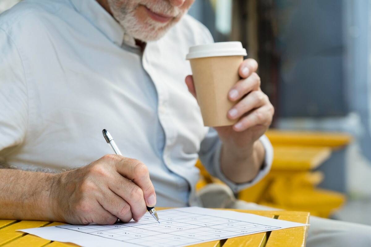 en adultos mayores de 60 años puede traer problemas en la salud cognitiva. (Foto: Freepik)