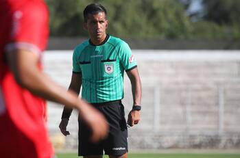 Revelan video en que la UC le dio camisetas de regalo a los árbitros del partido ante Limache