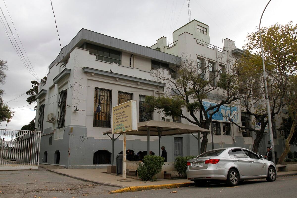 Santiago, 23 de abril 2016.
El bailarin Jefferson Barsoba conocido en Chile tras formar parte de la formación original de Axe Bahia, fallecio este viernes luego de caer desde un alto piso en un edificio en Santiago, su cuerpo fue trasladado esta manana al Servicio Medico Legal.
Jonnathan Oyarzún/Aton Chile.