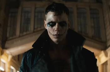 “El cuervo”: De qué trata y quiénes actúan en la película que acaba de llegar a los cines