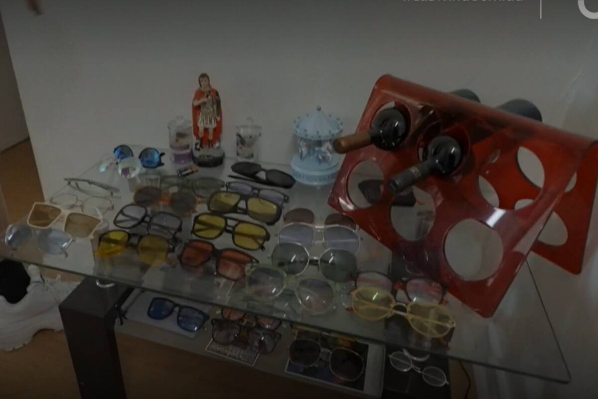 Rodrigo Muñoz tiene una particular colección de lentes de todo tipo.