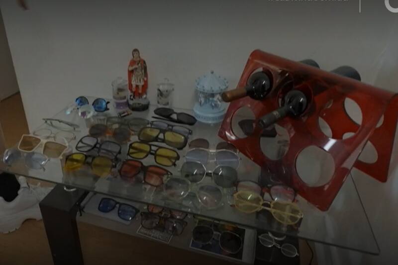 Rodrigo Muñoz tiene una particular colección de lentes de todo tipo.
