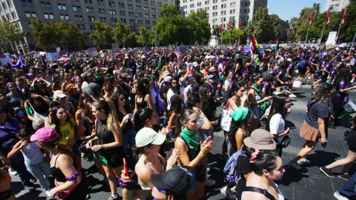 Las imágenes y mensajes que dejaron las famosas chilenas por el 8M