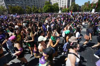 Las imágenes y mensajes que dejaron las famosas chilenas por el 8M