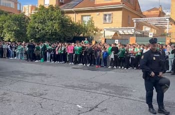VIDEO | Hinchas del Betis celebran renovación de Manuel Pellegrini a minutos del Gran Derbi de Sevilla