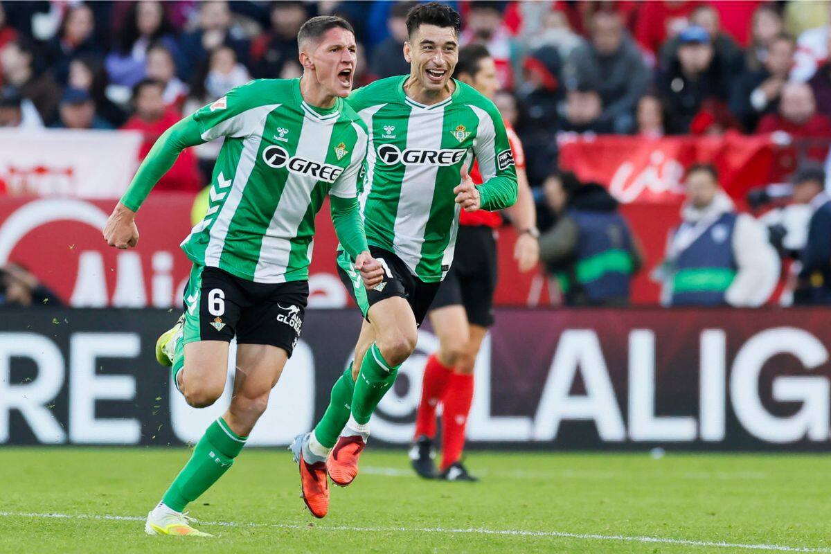 Sergi Altimira celebra el tanto que aseguró la victoria del Real Betis sobre el Sevilla en uno de los clásicos más importantes de España. Foto: EFE.