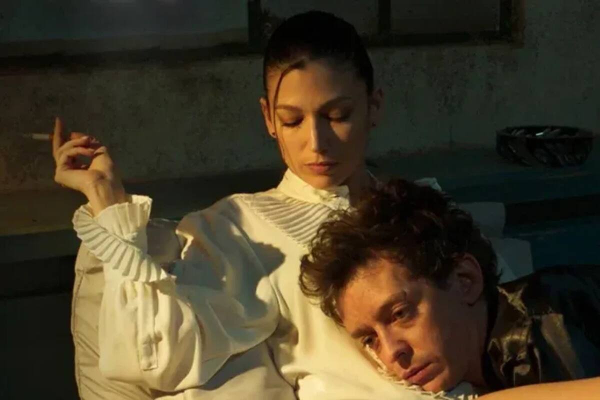 marca una colaboración entre varios artistas.