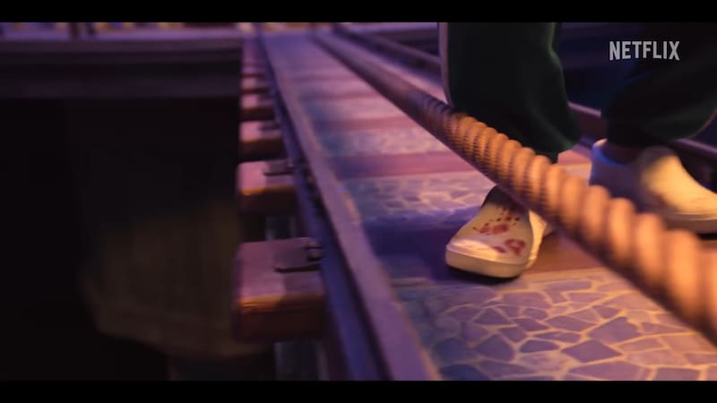 En el adelanto se ve como un jugador falla y es empujado al vacío.